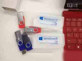 Win10家庭版升级专业版U盘照片曝光：红蓝两色 有包装盒