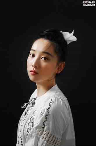 Photoshop给室内人像照片调整光影和面部美化处理教程